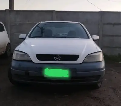 Auto sedán compacto en buen estado - miniatura 2