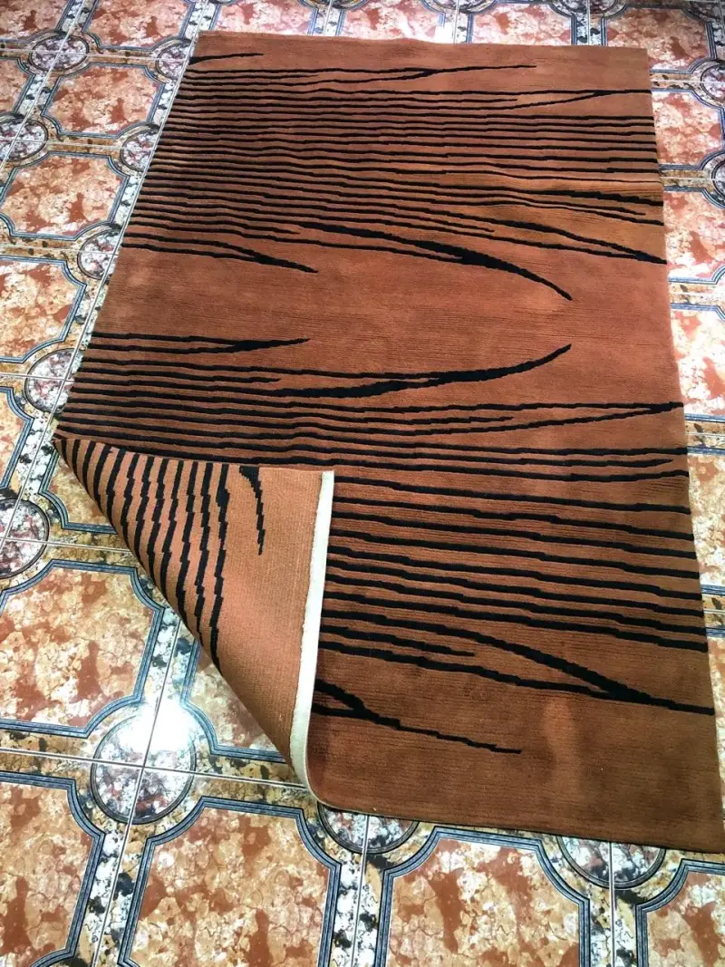 Alfombra decorativa marrón con diseño moderno - 1