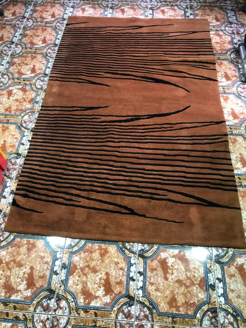 Alfombra decorativa marrón con diseño moderno - 2
