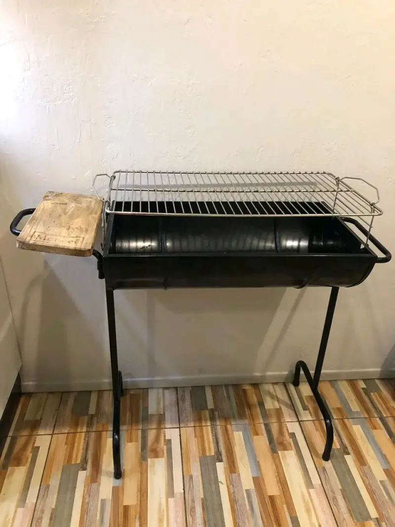 Parrilla de carbón con soporte metálico