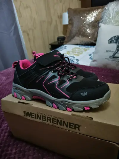 Zapatillas outdoor Weinbrenner negras y rosadas - miniatura 1