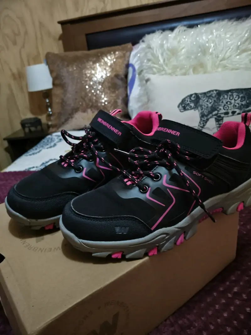 Zapatillas outdoor Weinbrenner negras y rosadas - 3
