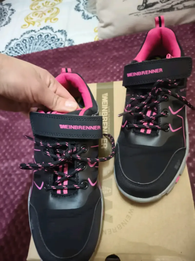 Zapatillas outdoor Weinbrenner negras y rosadas - 4