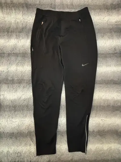 Pantalones deportivos negros Nike con bolsillos - miniatura 1