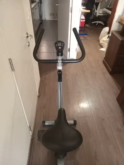 Bicicleta estática para ejercicio en casa - miniatura 1