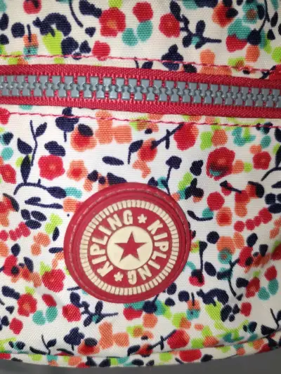 Bolso Kipling estampado floral con correa roja - miniatura 2