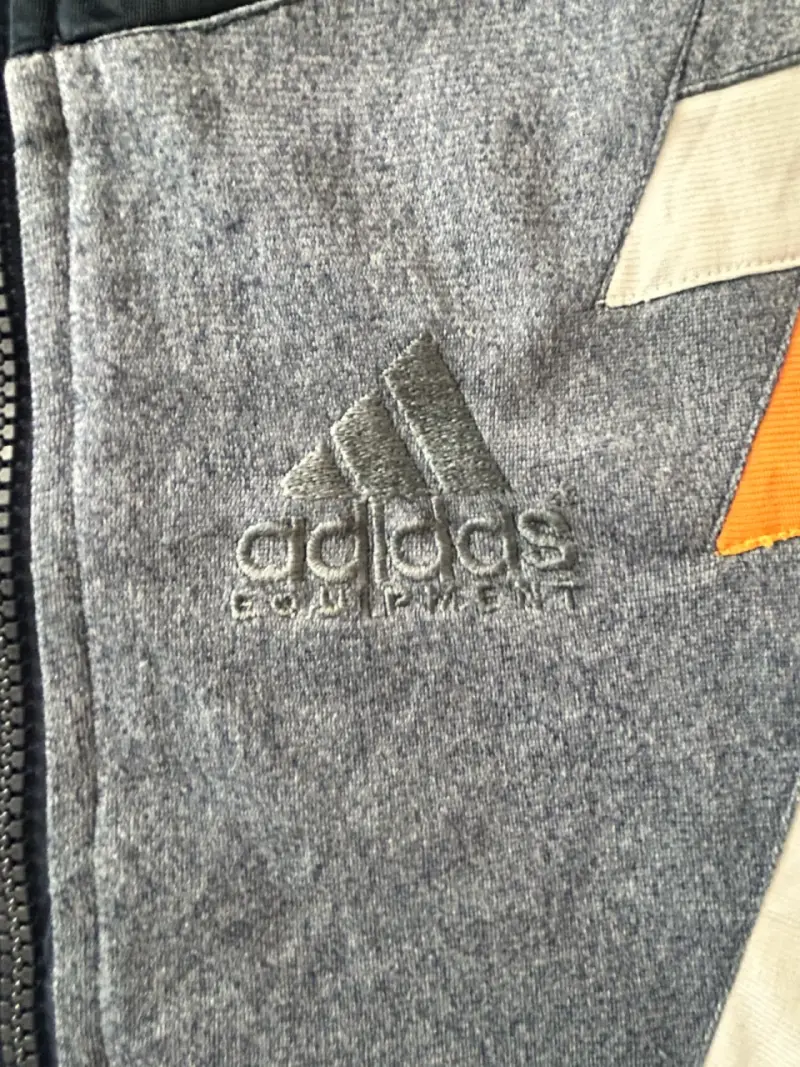 Chaqueta deportiva Adidas con diseño geométrico - 2