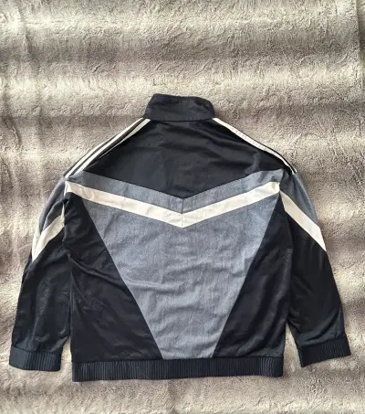 Chaqueta deportiva Adidas con diseño geométrico - miniatura 4