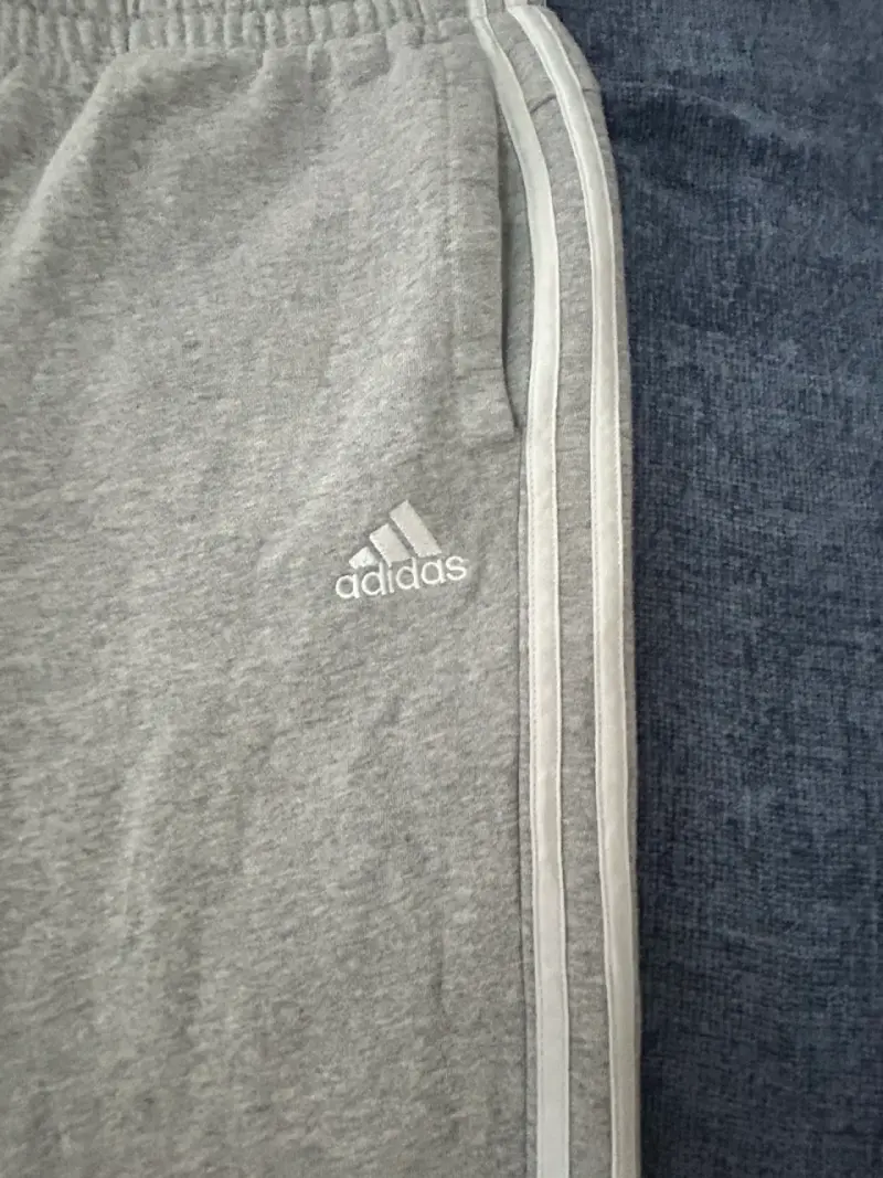 Pantalones deportivos grises Adidas con franjas - 2