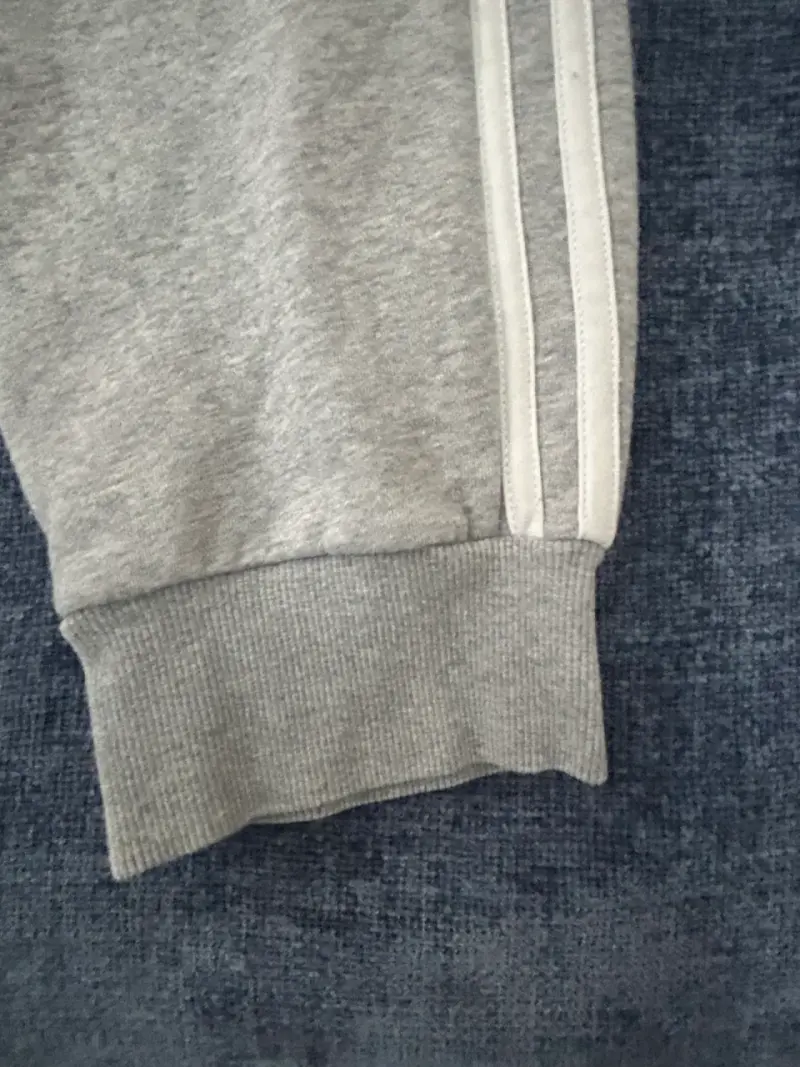 Pantalones deportivos grises Adidas con franjas - 4