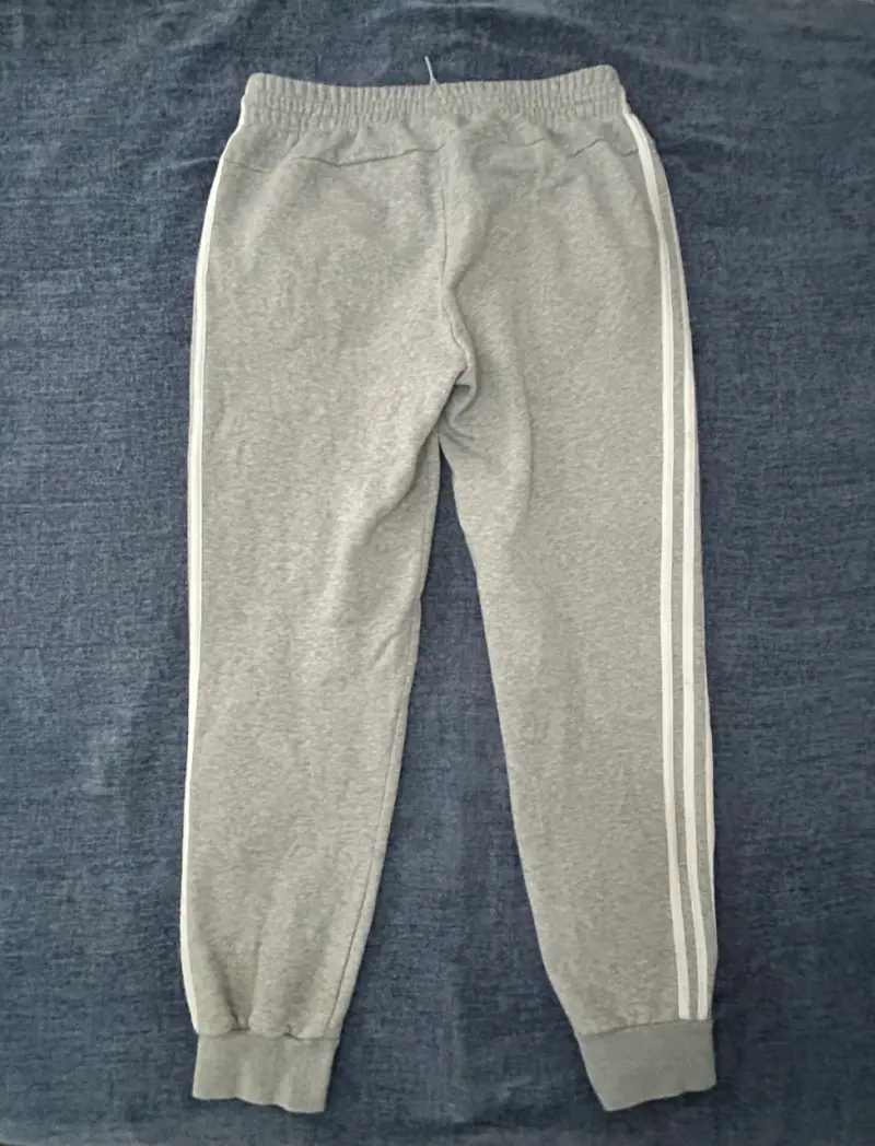 Pantalones deportivos grises Adidas con franjas - 5