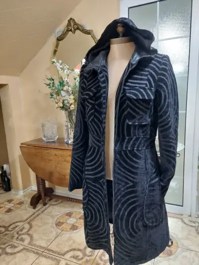 Abrigo de terciopelo con capucha, delicado diseño - miniatura 1