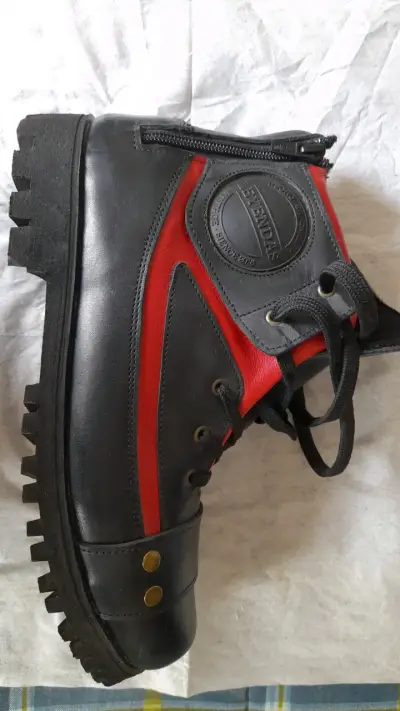 Botas de cuero negro y rojo Leyendas - miniatura 2
