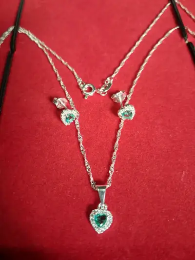 Conjunto de joyería con colgante y aretes de corazón verde - miniatura 1