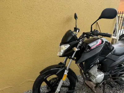 Moto Yamaha negra en buen estado - miniatura 1