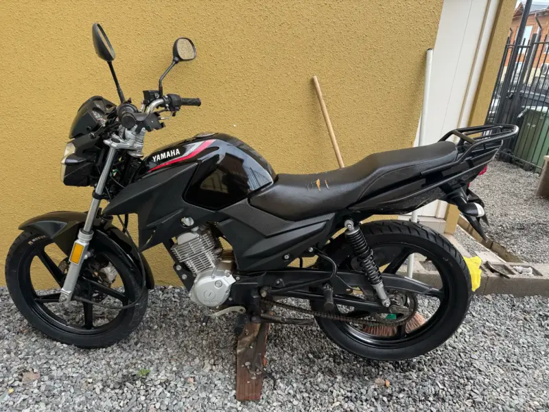 Moto Yamaha negra en buen estado - 2