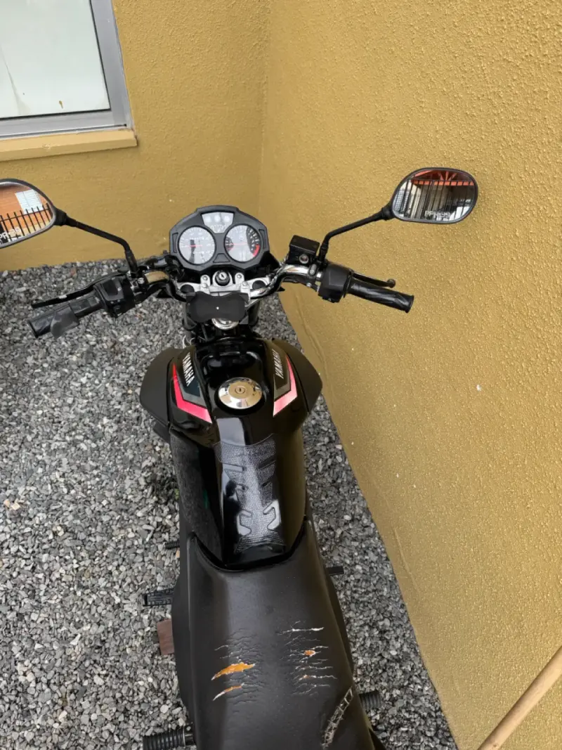 Moto Yamaha negra en buen estado - 3