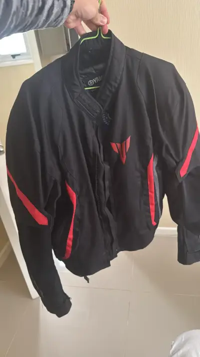 Chaqueta de moto Yamaha negra con detalles rojos - miniatura 1