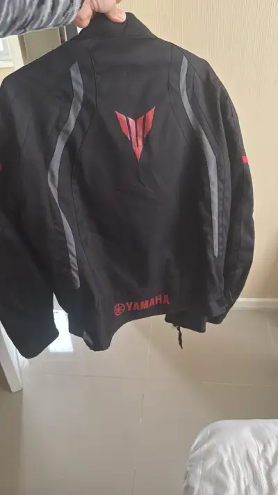 Chaqueta de moto Yamaha negra con detalles rojos - miniatura 2