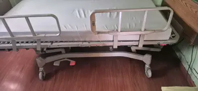 Catre Electrico, Modelo Hill-Rom 840 con barandas - miniatura 4