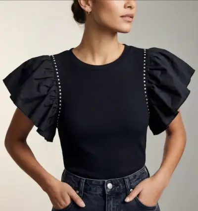 Polera negra con mangas abullonadas y detalles - miniatura 1