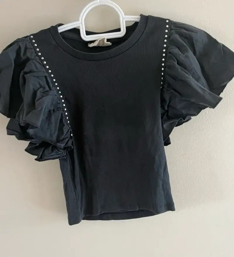 Polera negra con mangas abullonadas y detalles - 2