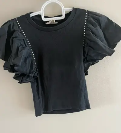 Polera negra con mangas abullonadas y detalles - miniatura 2