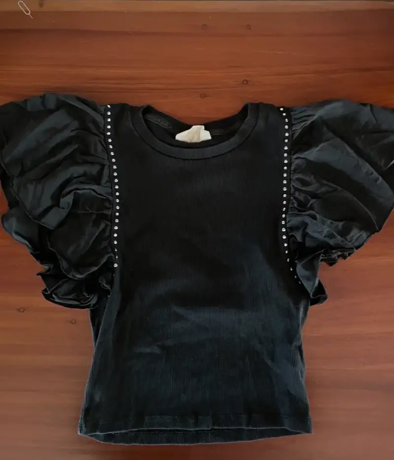 Polera negra con mangas abullonadas y detalles - 3