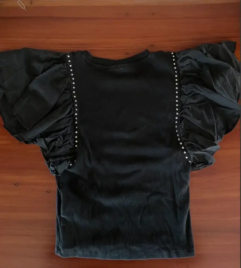 Polera negra con mangas abullonadas y detalles - 4