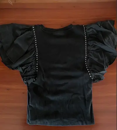 Polera negra con mangas abullonadas y detalles - miniatura 4