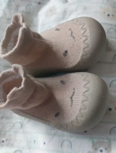 Zapatos de bebé antideslizantes beige - miniatura 1