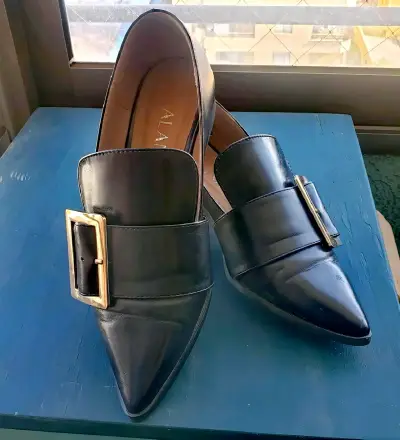 Zapatos negros con hebilla dorada - miniatura 1