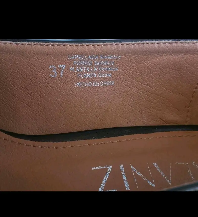 Zapatos negros con hebilla dorada - 2