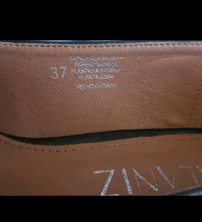 Zapatos negros con hebilla dorada - miniatura 2