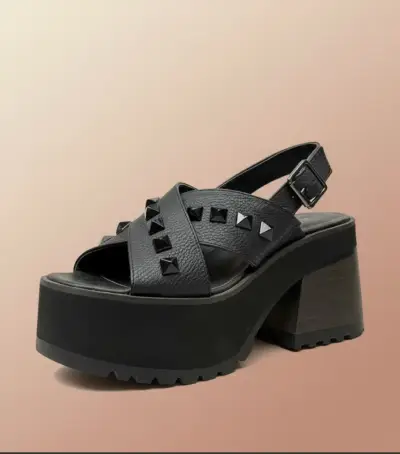 Sandalias negras con plataforma y tachas - miniatura 1
