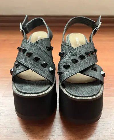Sandalias negras con plataforma y tachas - miniatura 3