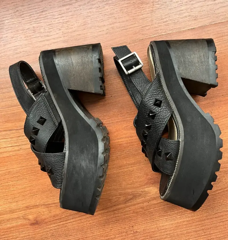 Sandalias negras con plataforma y tachas - 4