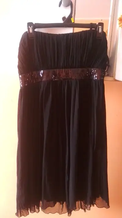 Vestido negro elegante con lentejuelas - miniatura 1