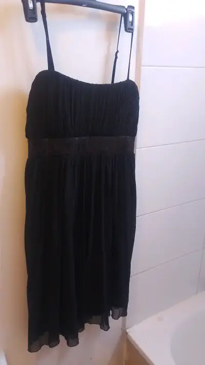 Vestido negro elegante con lentejuelas - miniatura 2
