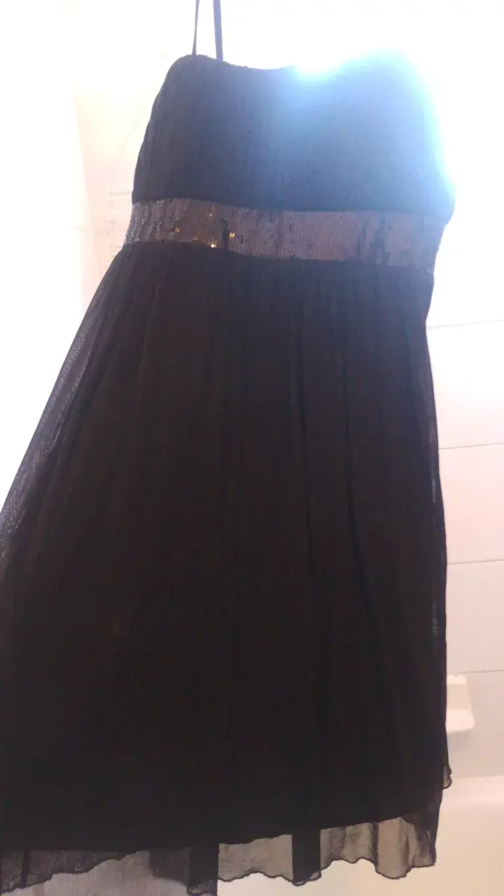 Vestido negro elegante con lentejuelas - 4