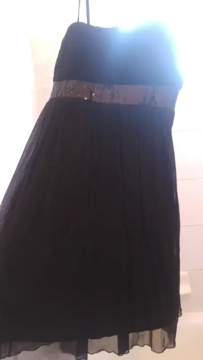 Vestido negro elegante con lentejuelas - miniatura 4