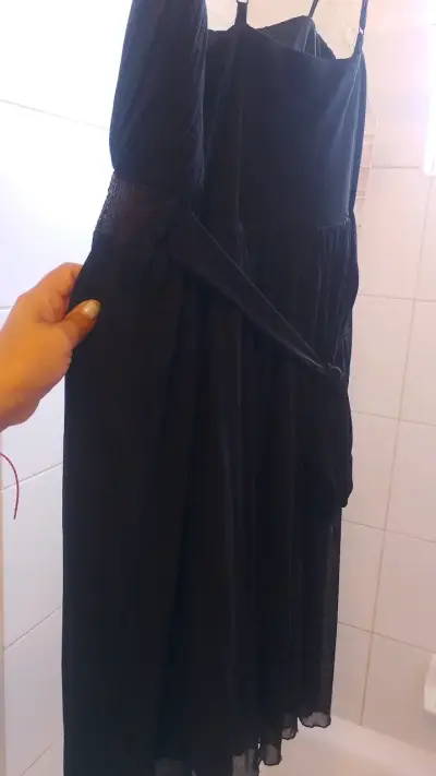 Vestido negro elegante con lentejuelas - miniatura 6