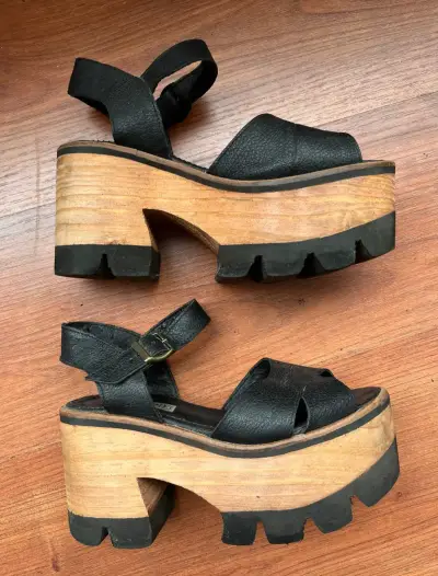 Sandalias de plataforma negras con taco grueso - miniatura 1