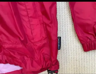 Chaqueta impermeable roja Columbia con capucha - miniatura 3