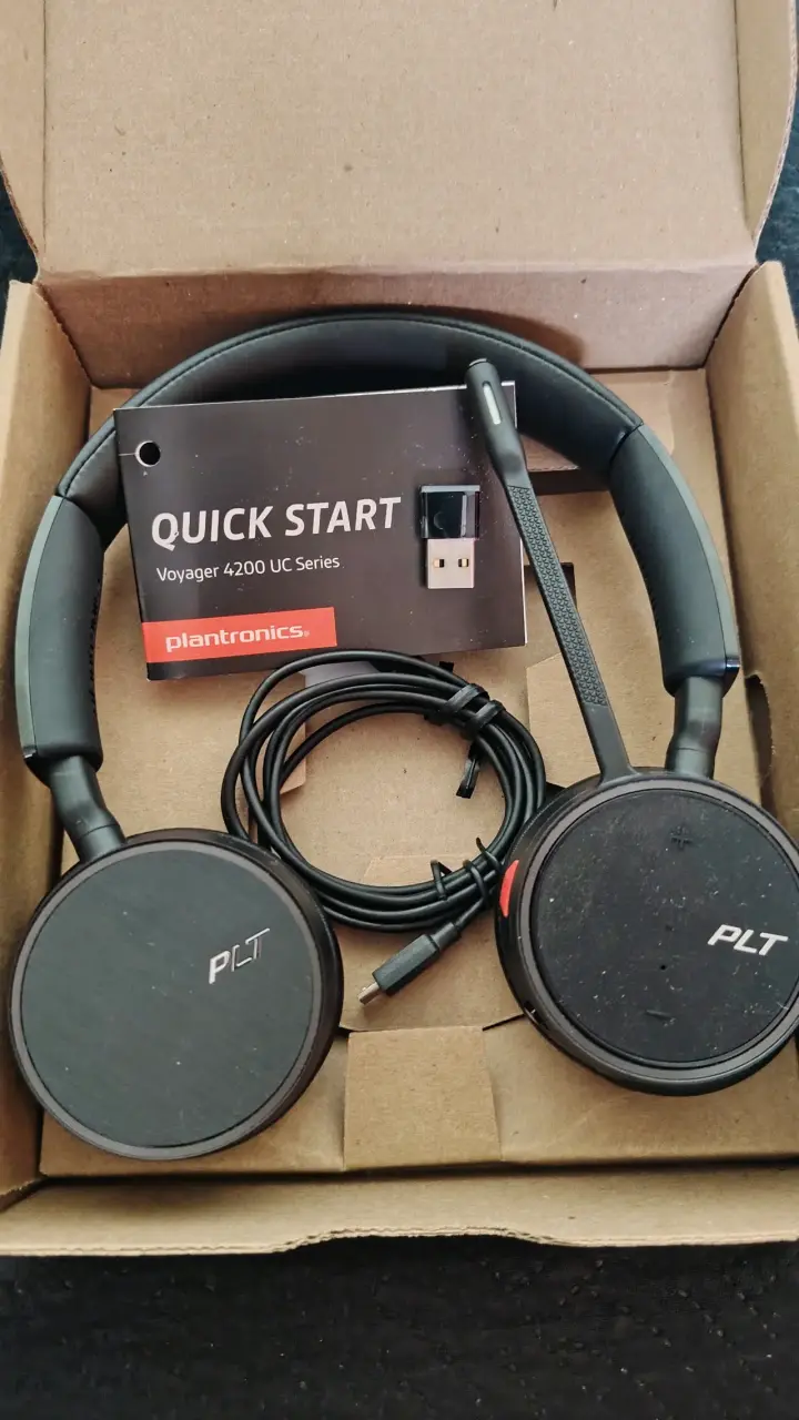 Auriculares Plantronics Voyager 4200 UC con micrófono - 1