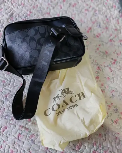 Bolso bandolera Coach negro con logo - miniatura 1
