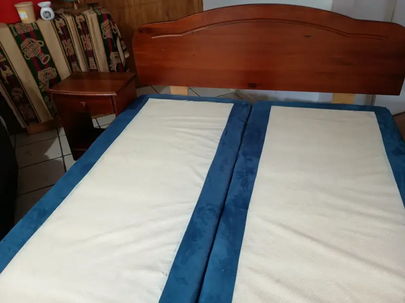 Cama de madera con colchones individuales - 1