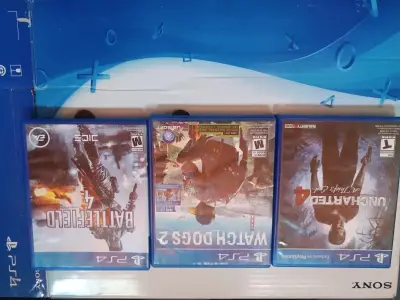Consola PlayStation 4 con juegos y controles - miniatura 3
