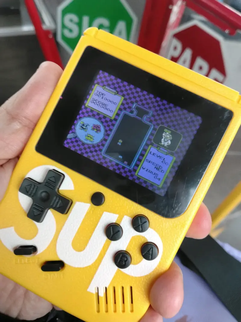 Consola portátil retro SUP con juegos clásicos - 3