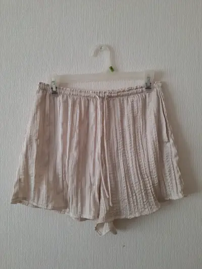 Shorts plisados beige para mujer - miniatura 1